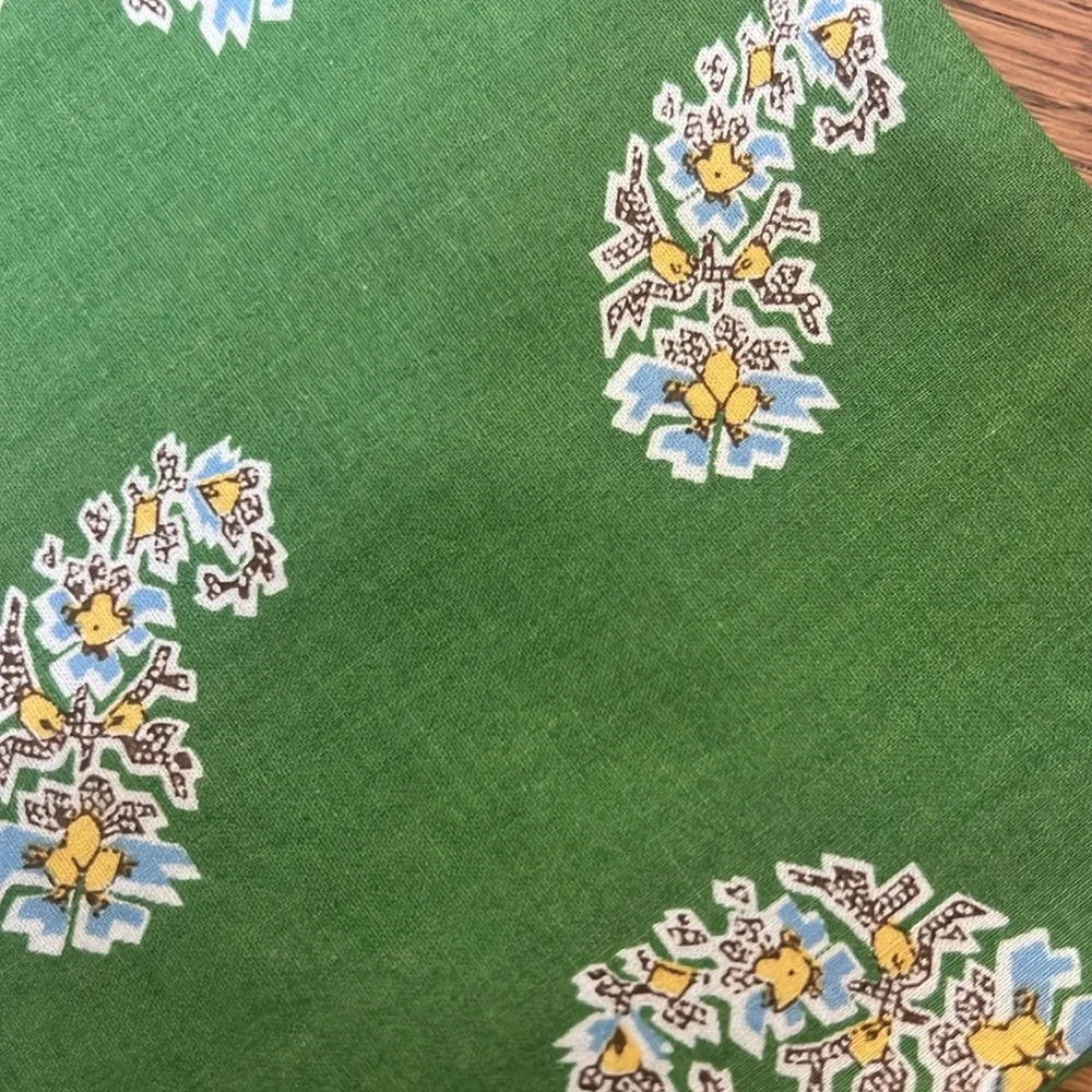 Williams Sonoma set of 6 dinner napkins. Green